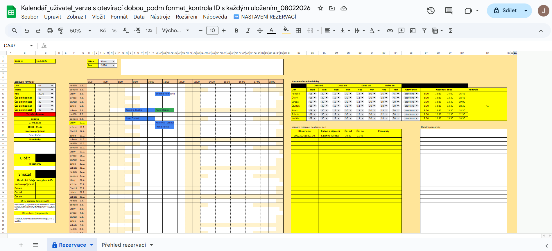 Detail zadávacího formuláře (vlevo) a celkový vzhled vašeho kalendáře 